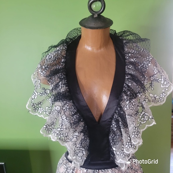 Valentino’s maxi dress is crafted of white, and black scalloped floral lace. - Picture 6 of 7